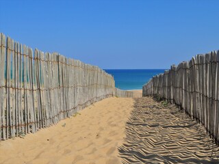 Der kilometerlange Strand aus feinem Sand