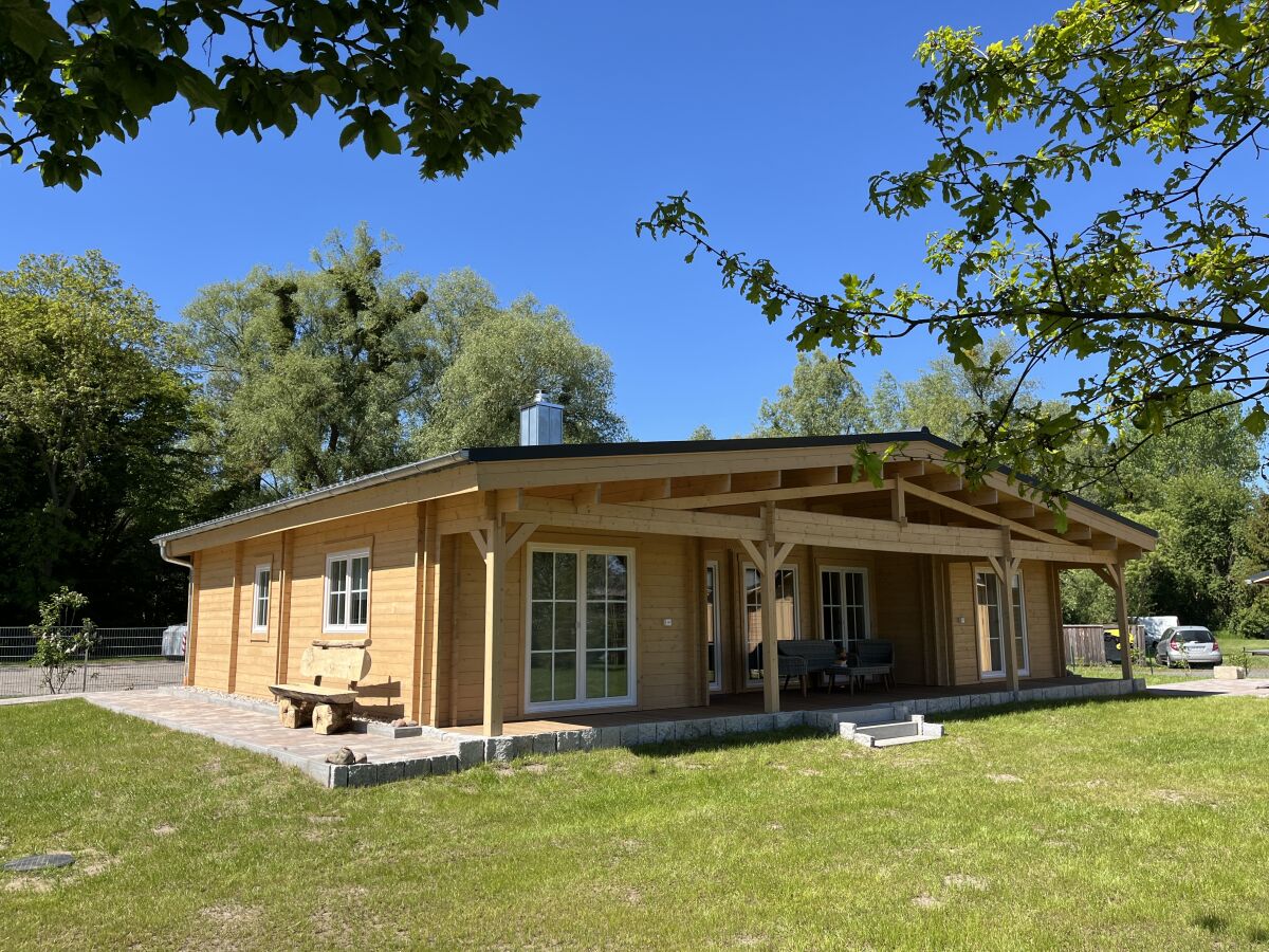 Ansicht Holzhaus mit überdachter Terrasse