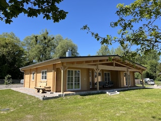 Ansicht Holzhaus mit überdachter Terrasse