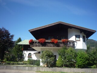 Hausansicht im Sommer