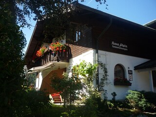 Hausansicht im Sommer