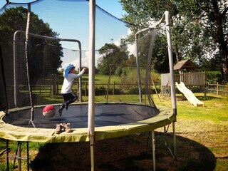 Trampoline in Spielgarten