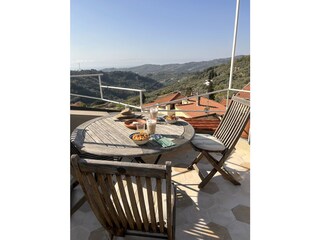 Dachterrasse mit Blick aufs Meer und die Landschaft