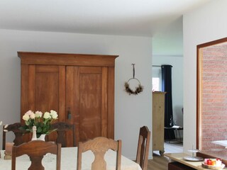 Das Esszimmer mit anliegendem Wohnzimmer