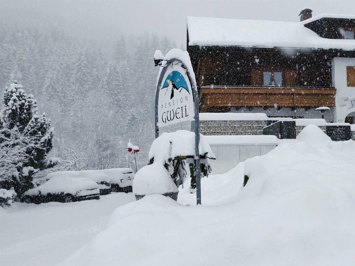 Pension Gweil Winter und Gästeparkplatz