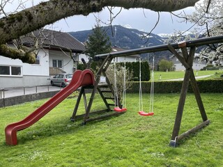 Rutsche mit Schaukel