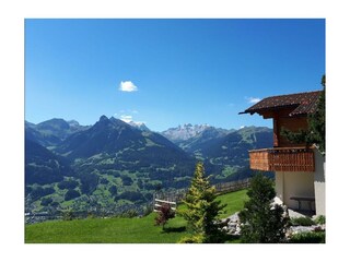 Chalet mit Aussicht auf Mittagspitze und Golm