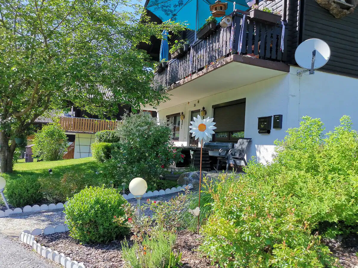 Außenansicht Ferienhaus im Sommer