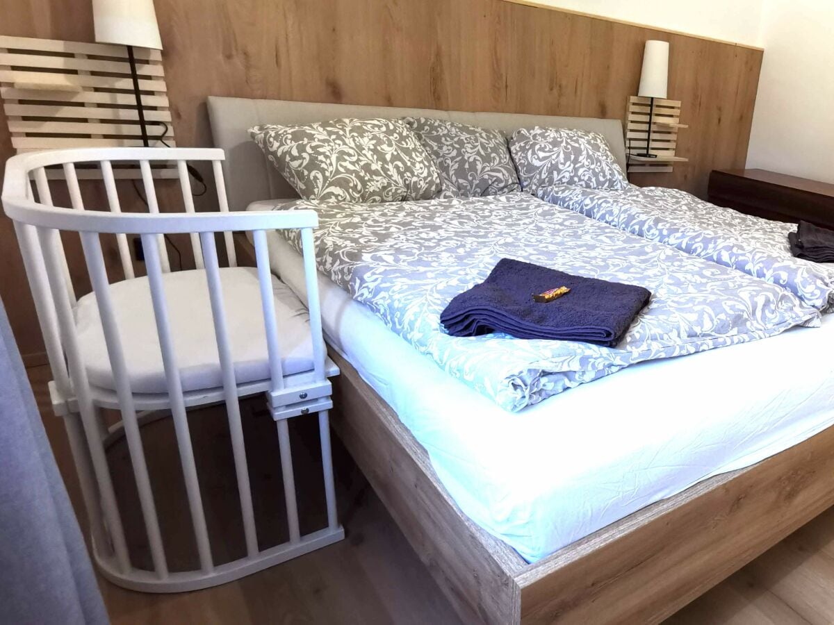 Elternschlafzimmer mit Beistellbett