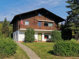 Außenansicht Ferienhaus im Sommer