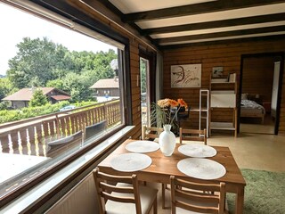 Wohnzimmer mit Essgruppe