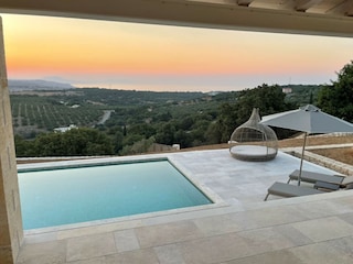 Ihr großer Privatpool mit top Sicht und bequemen Liegen