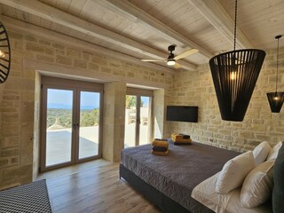 Schlafzimmer zwei mit Terrassenzugang, TV, AC