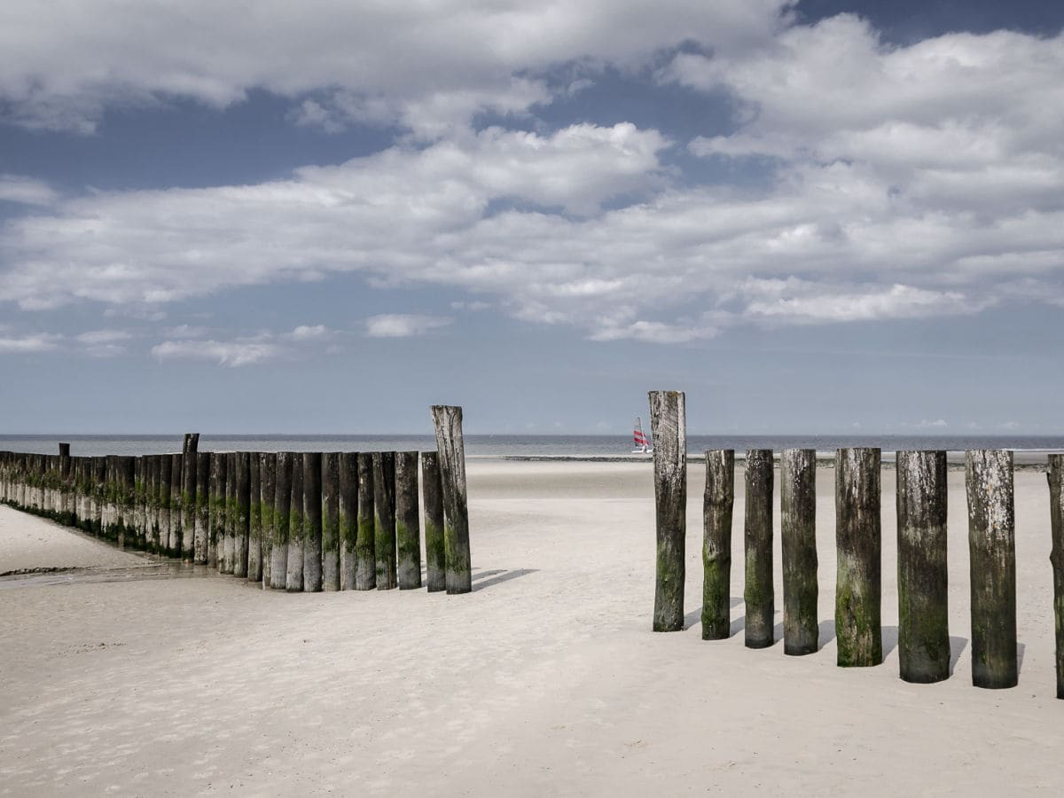 Der weitläufige Inselstrand lädt zu Spaziergängen ein