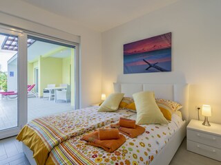Mittleres Schlafzimmer mit Blick auf Terrasse