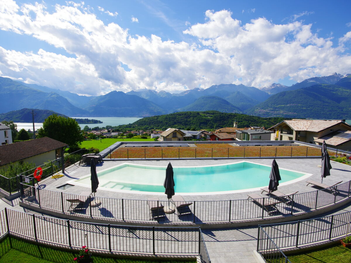 Pool und Seeblick