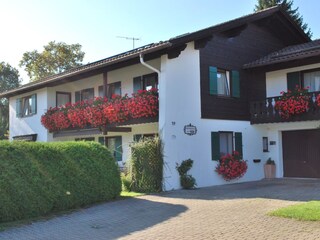 Blick aufs Haus vom Parkplatz
