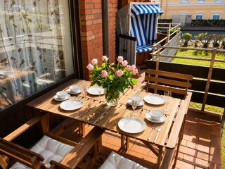 Großer Balkon mit Strandkorb