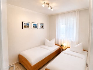 Kleines Schlafzimmer mit großen Schränken