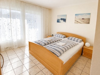 Großes Schlafzimmer mit großen Schränken
