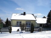 Ferienhaus im Winter/Gartenansicht