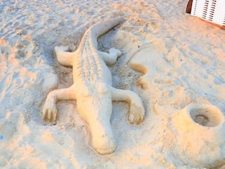 Sandfiguren in der Familienlagune