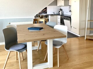 Essbereich mit Blick in Küche