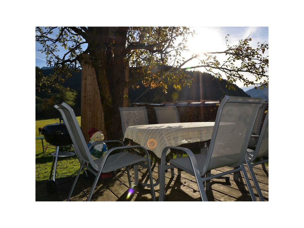 Sonnige Terrasse neben dem Spielplatz im Garten