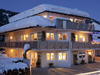 Hausansicht Winter Appartementhaus Charisma
