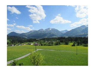 Ausblick auf die Bergwelt im Mai