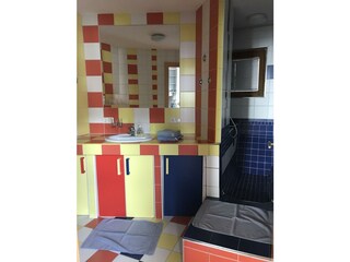 Bad mit Dusche und WC