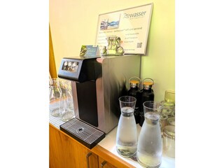 Wasserspender perlendes Quellwasser