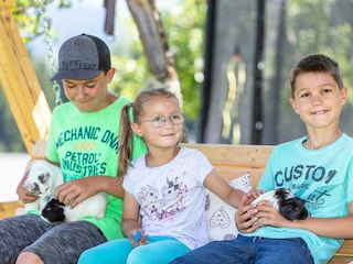 Kinder mit den Meerschweinchen Lilli und Sigi