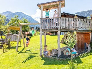 Schaukelturm mit großer Sandkiste