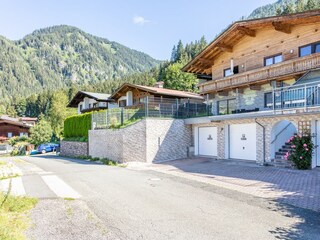 Frontansicht Zufahrt mit Garagen und Parkplätze