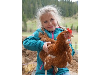 Malia mit Henne "Cecilia"