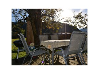 Sonnige Terrasse neben dem Spielplatz im Garten
