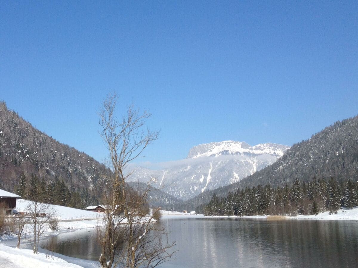 Wanderung am See im Winter