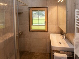 Badezimmer mit Dusche und Waschbecken