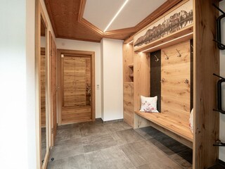 Eingangsbereich mit Garderobe, Schuhtrockner u. WC