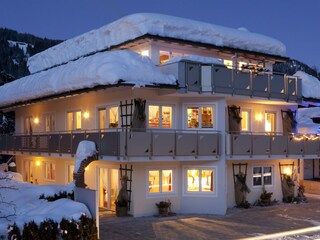 Hausansicht Winter Appartementhaus Charisma