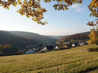 Blick über Emmerzhausen im Herbst