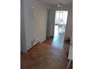 Blick vom Flur in das Wohnzimmer