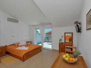 Apartments Villa Juric - Studio with Balcony - Baška Voda - image1