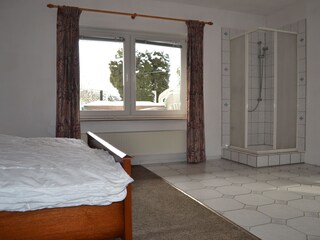 Schlaffzimmer im Keller mit Douche