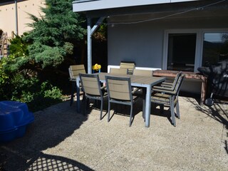 Terras onder het balkon met BBQ