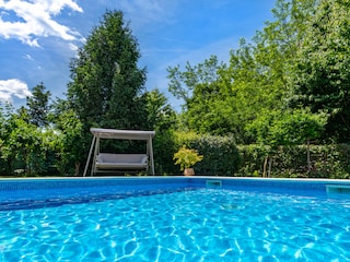 Wunderschöner Garten und erfrischender Pool.