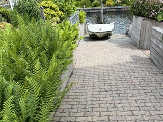 Eigene Slipanlage am Haus fuer kleine Boote.