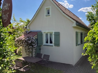 Haus mit Gartenmoebel