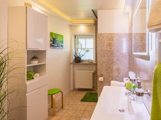 Bad mit Dusche / WC